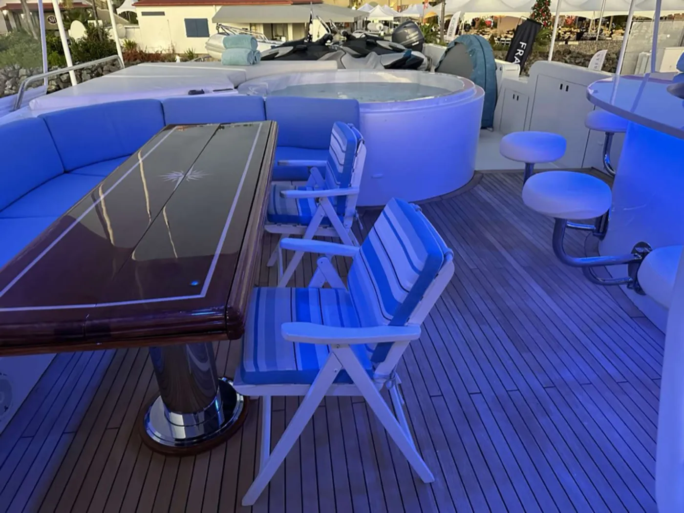 <p>Flybridge</p>