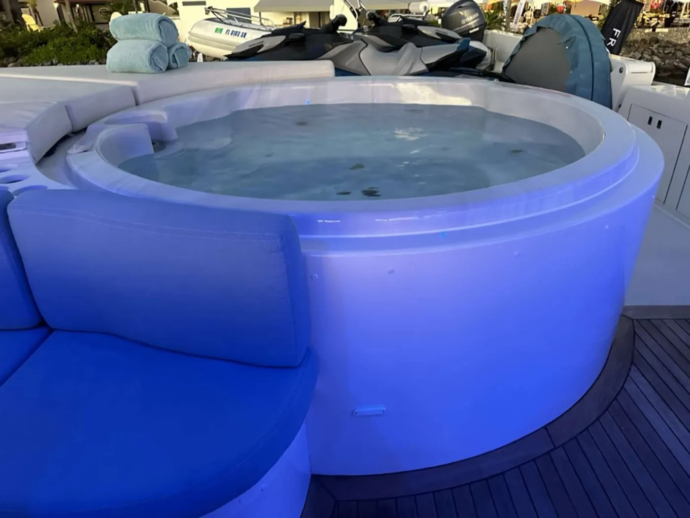 <p>Flybridge Jacuzzi</p>