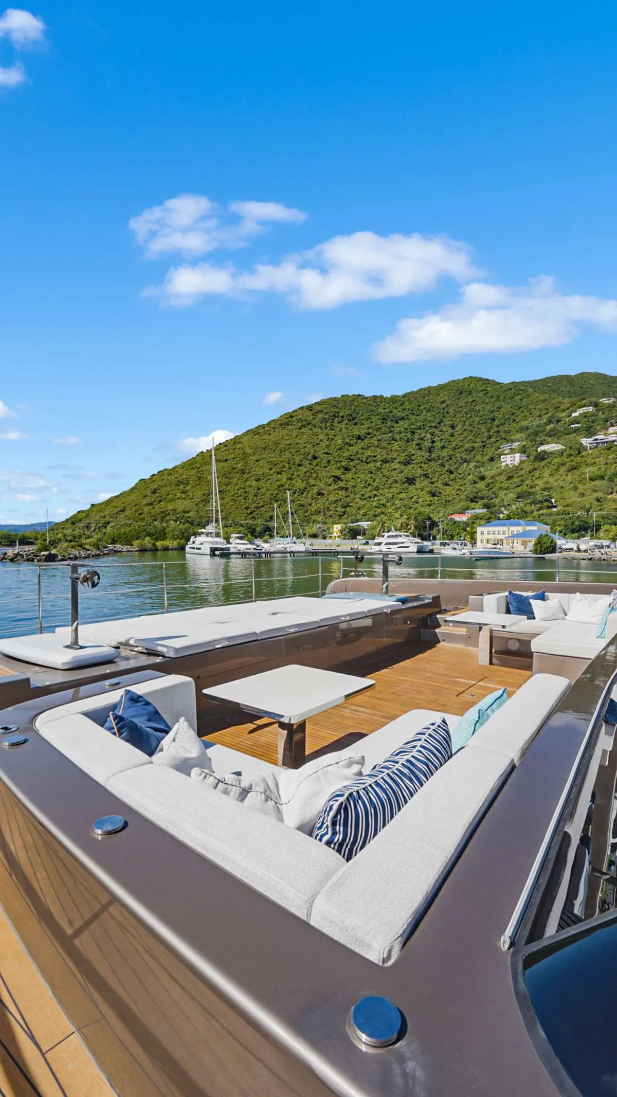 Forward deck lounge space, optional shading on half of the foredeck