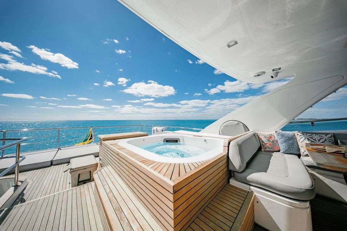 <p>Flybridge with jacuzzi</p>