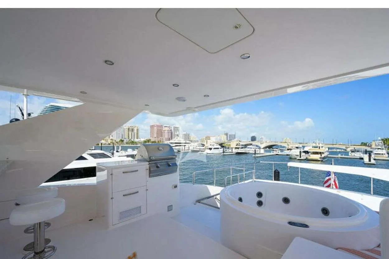 <p>Top Deck Jacuzzi</p>