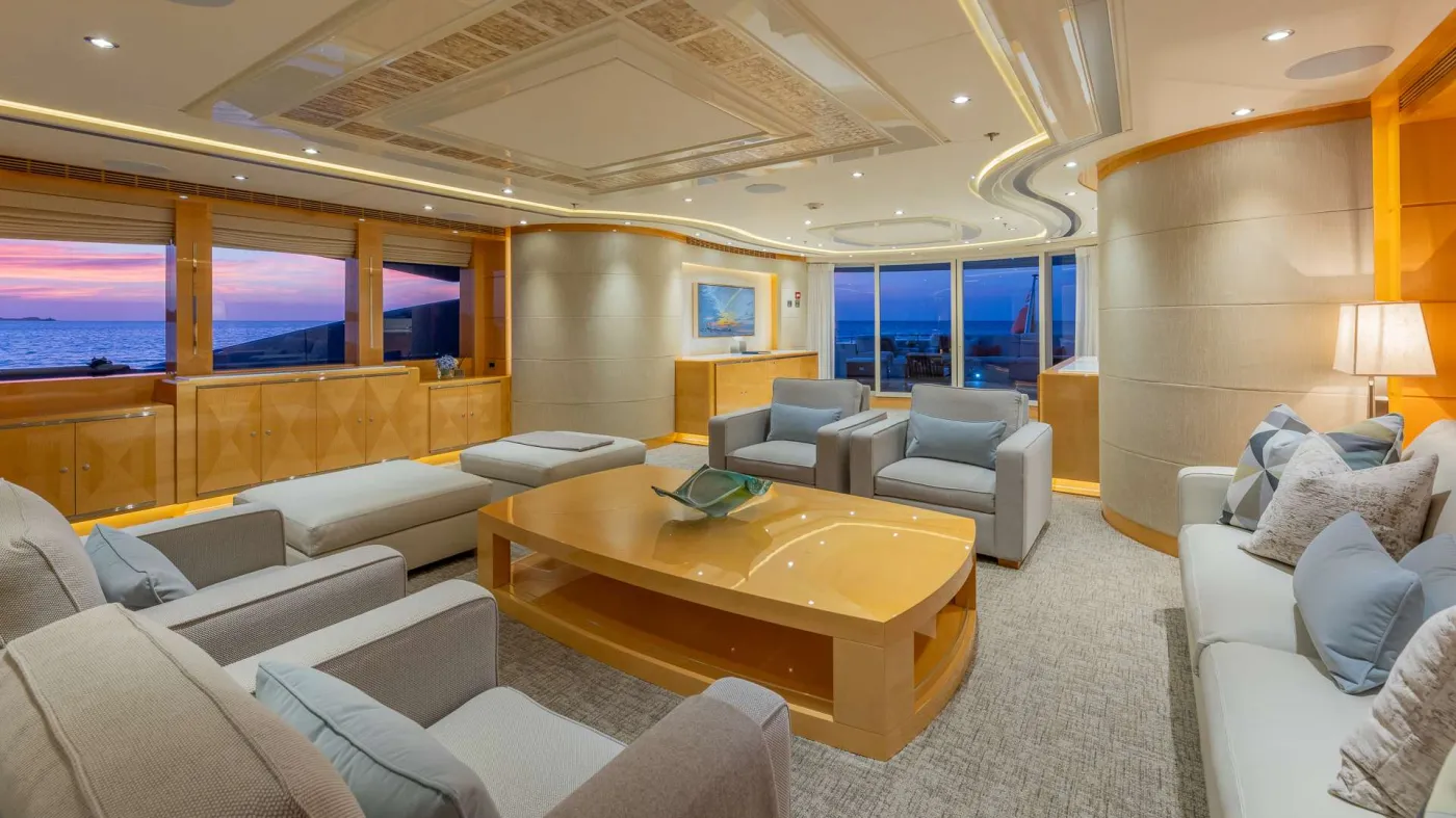 <p>Main Salon looking aft</p>