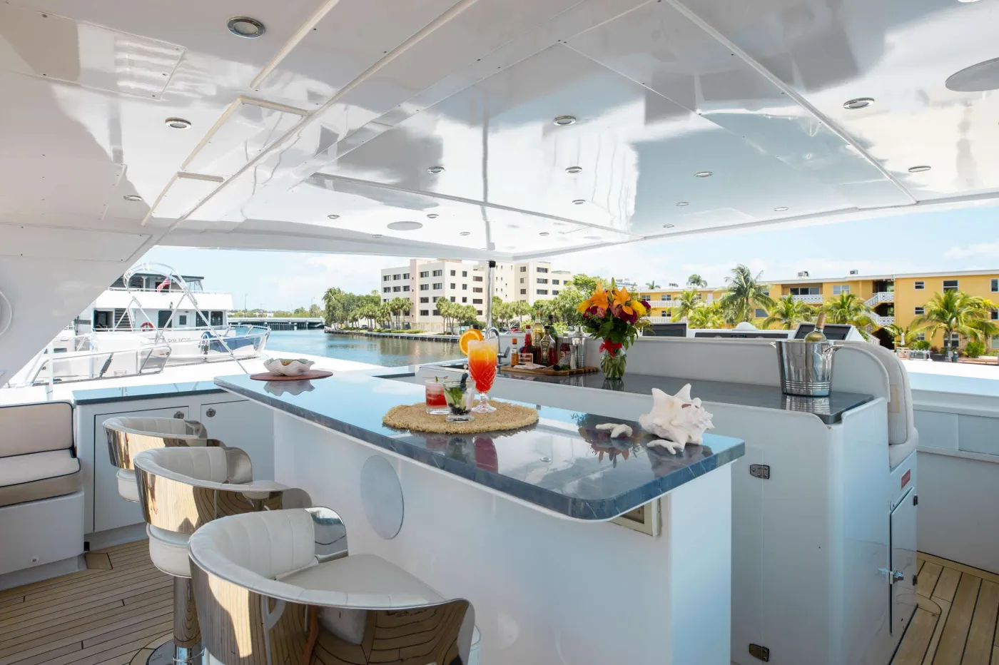 <p>Flybridge Bar</p>