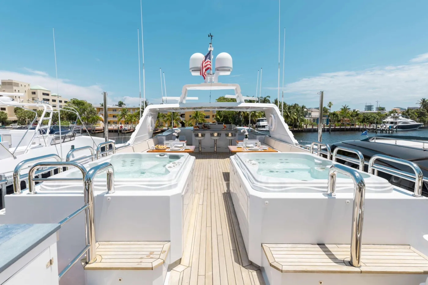 <p>Flybridge Double Jacuzzis</p>