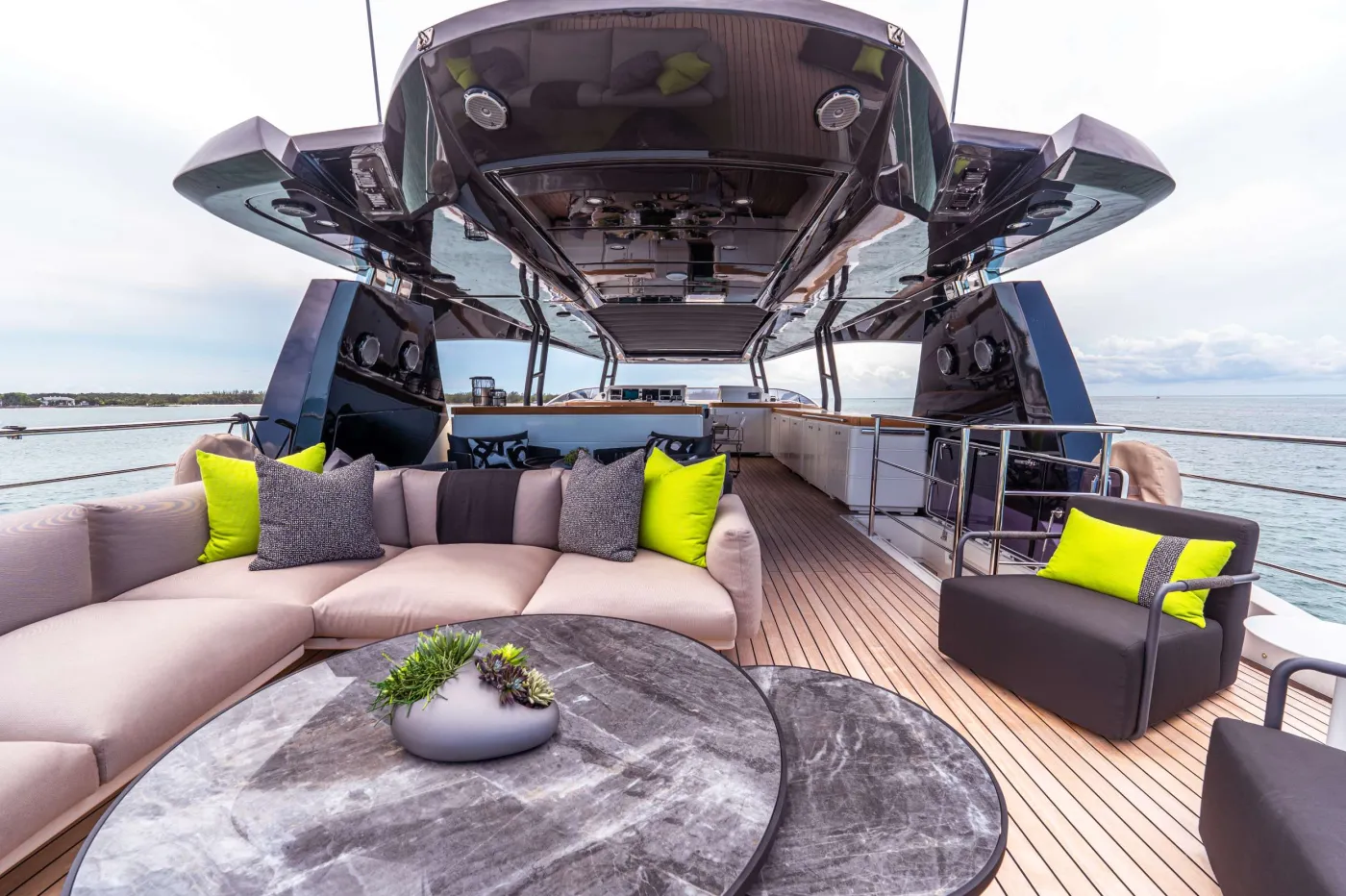<p>Flybridge Seating</p>