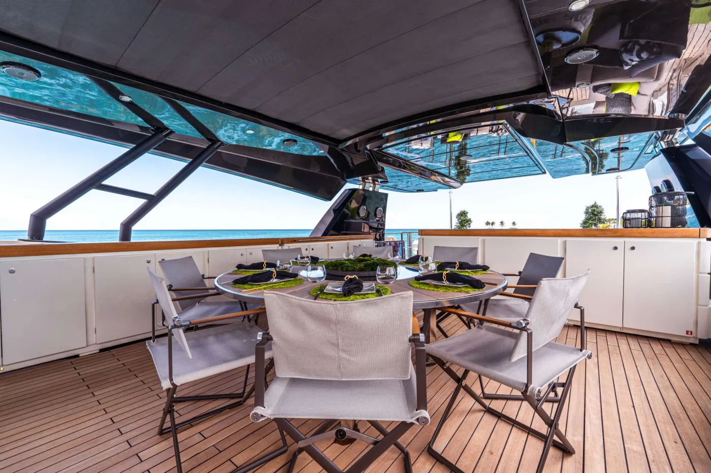 <p>Flybridge Dining</p>