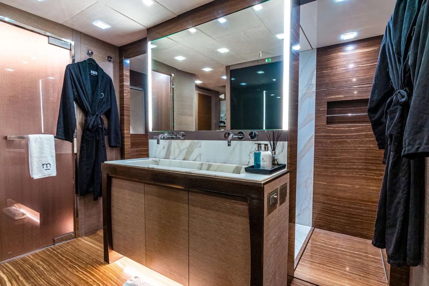 <p>Master en-suite</p>