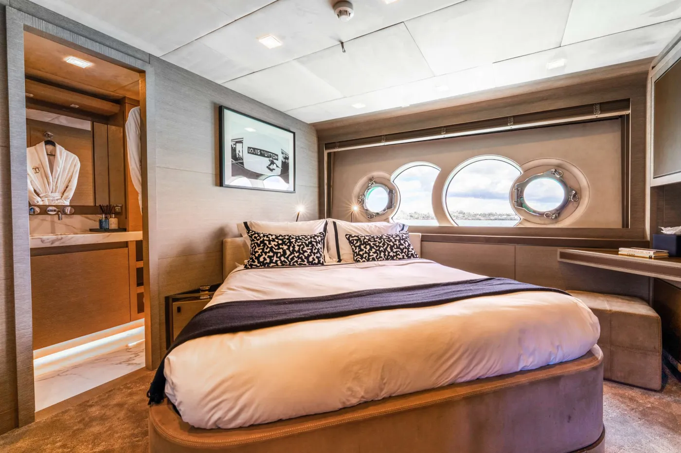 <p>2 Mirroring VIP Staterooms </p>