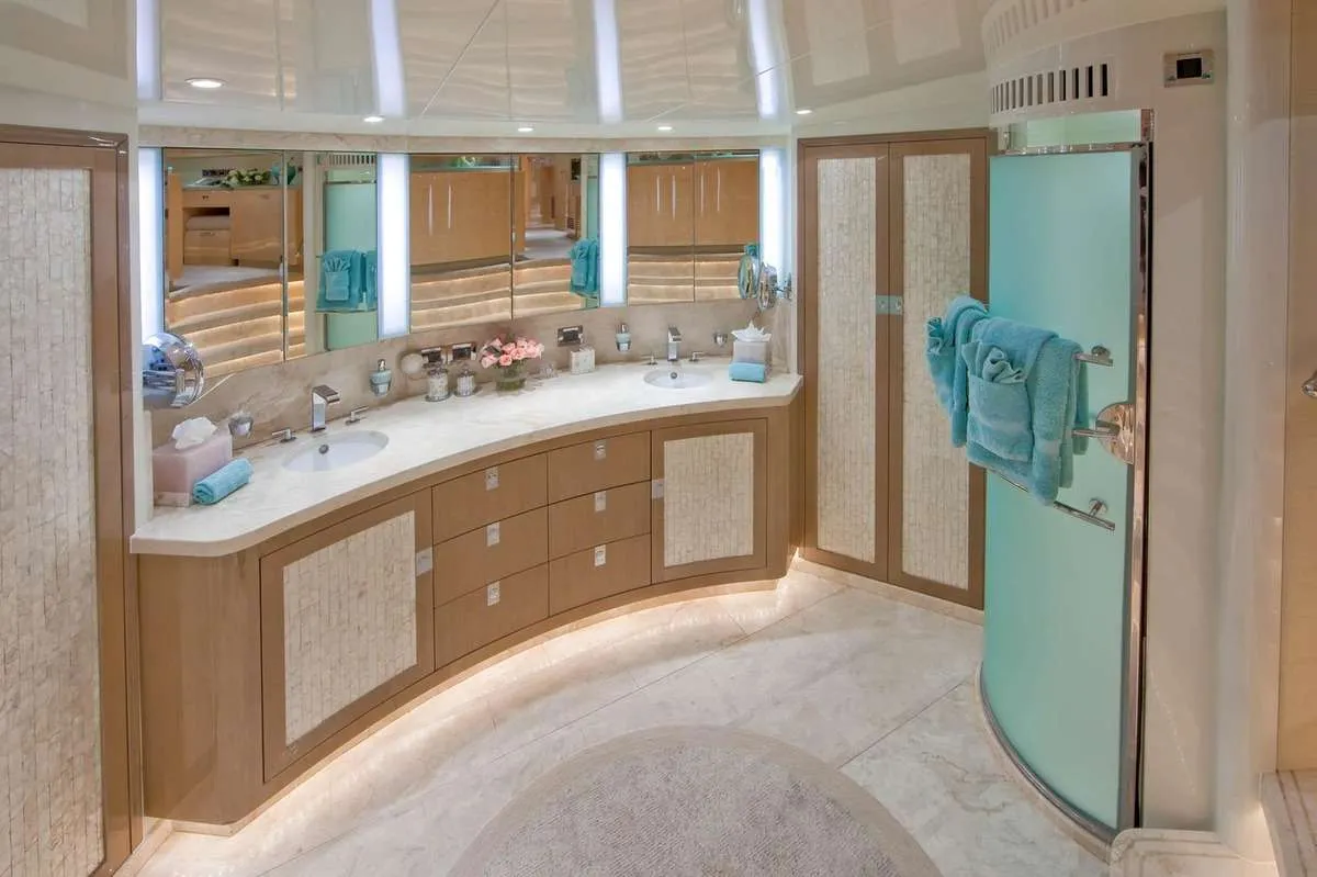 <p>Master Stateroom En-Suite</p>