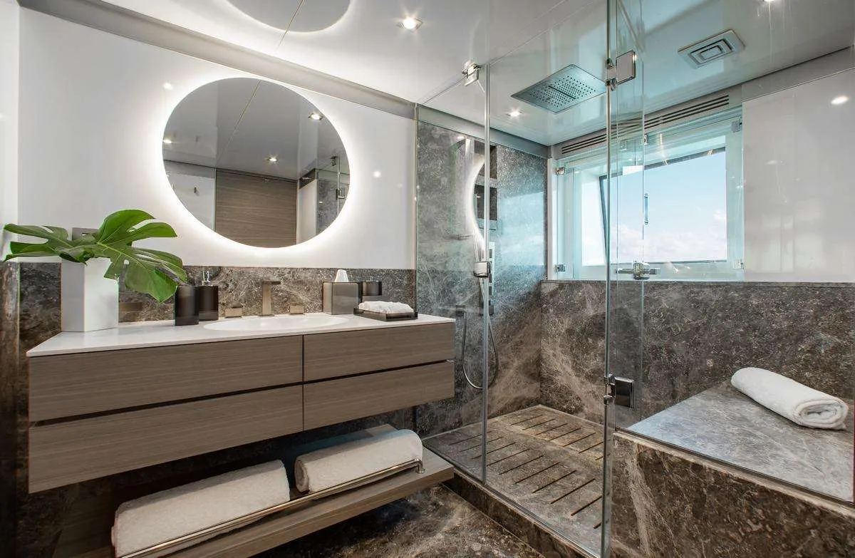 <p>Master ensuite</p>