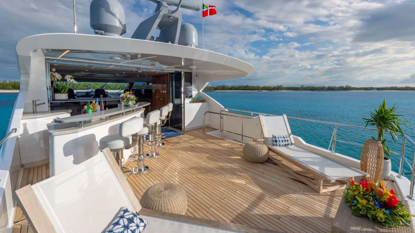 <p>Flybridge sundeck</p>