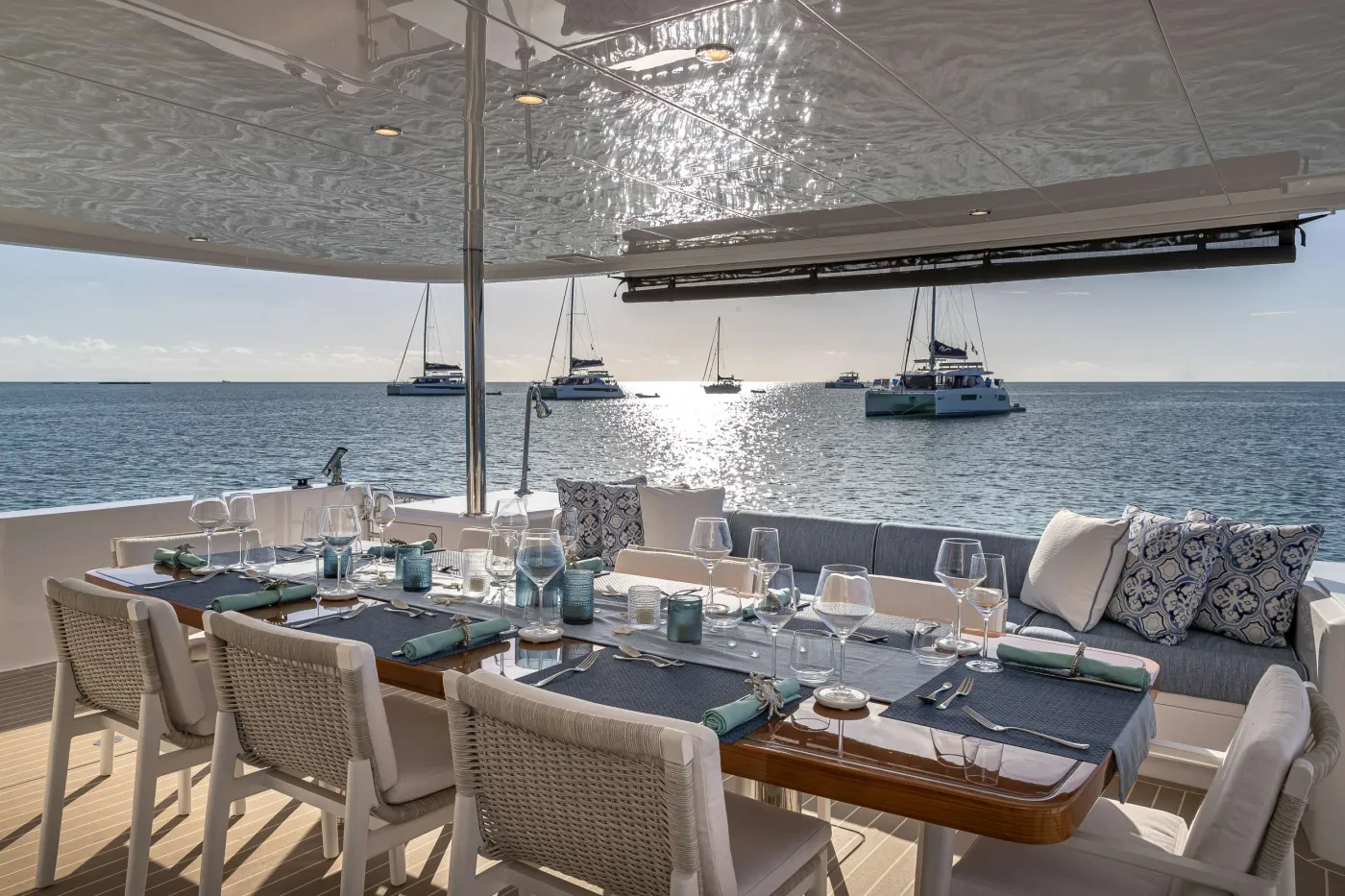 <p>Aft Deck Dining (Seating for 6 Guests)</p>