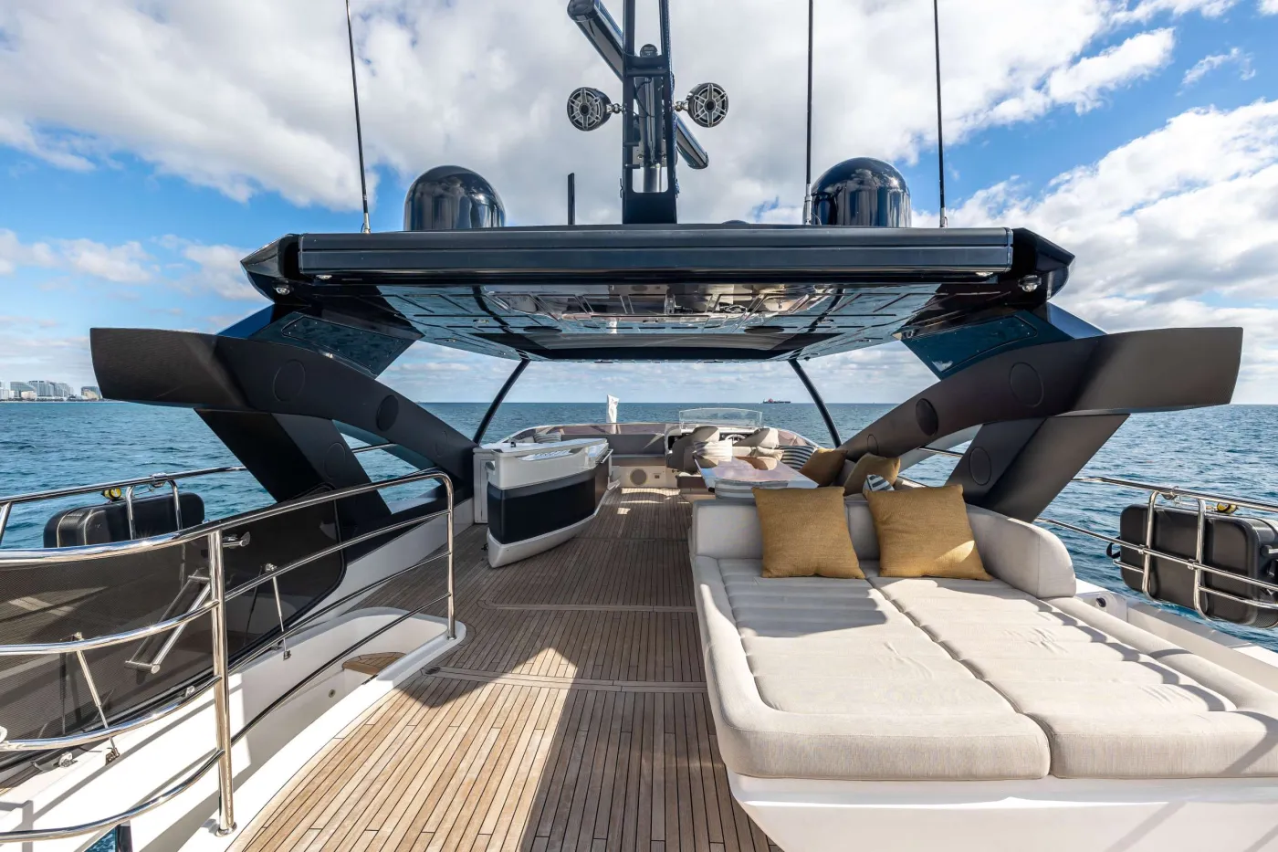 <p>Flybridge</p>