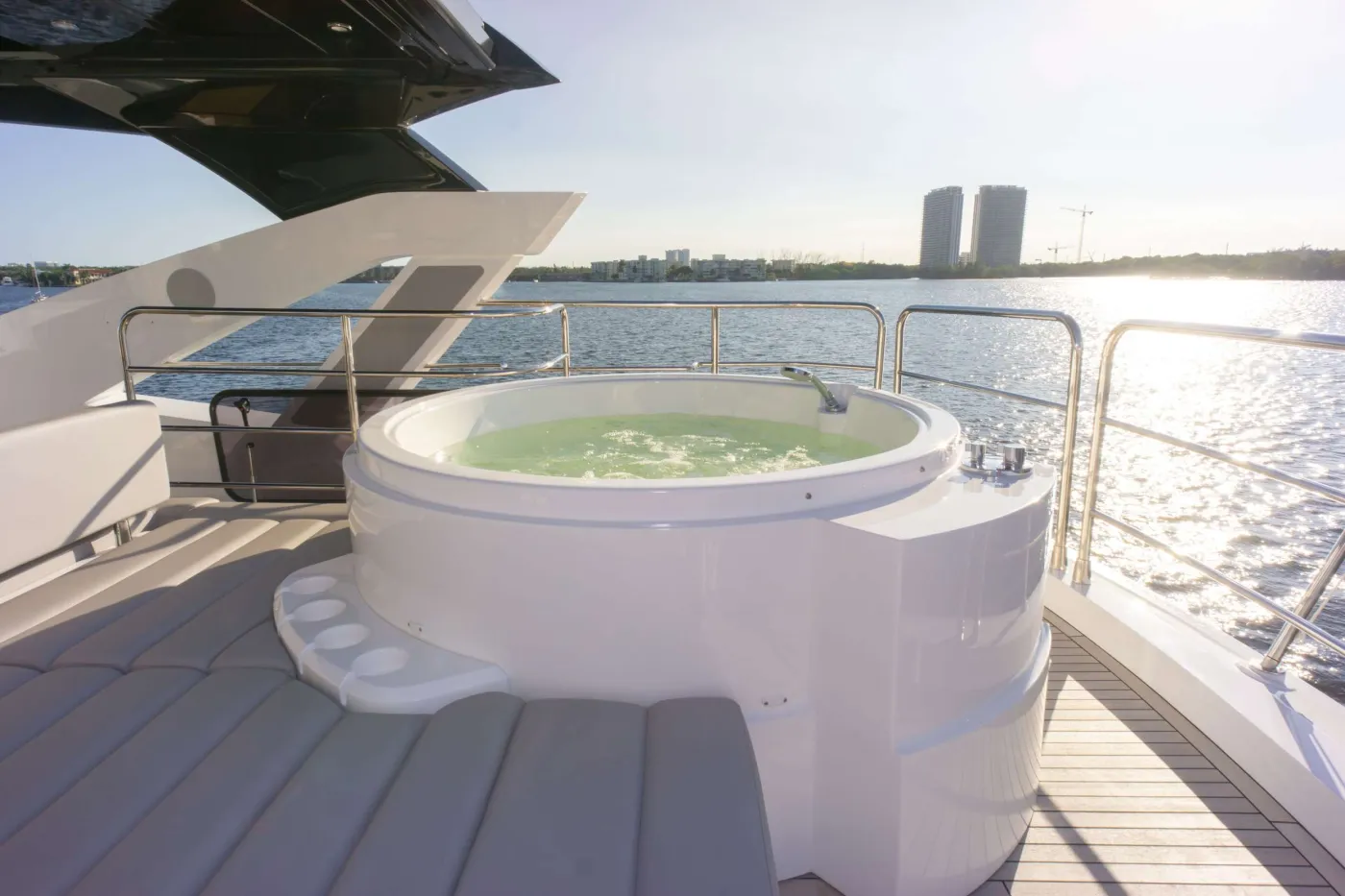 <p>Jacuzzi</p>