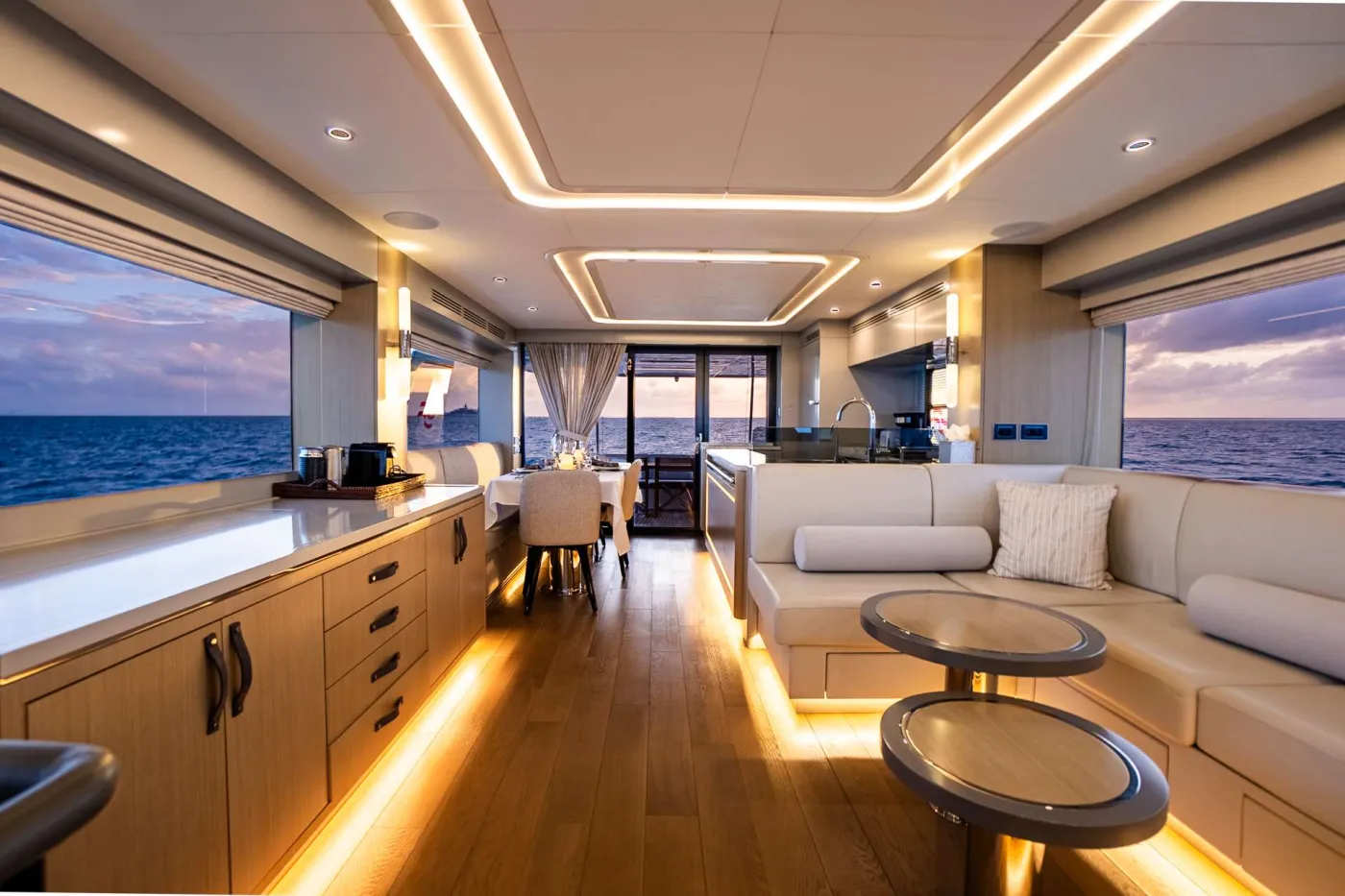 <p>Main salon looking aft</p>