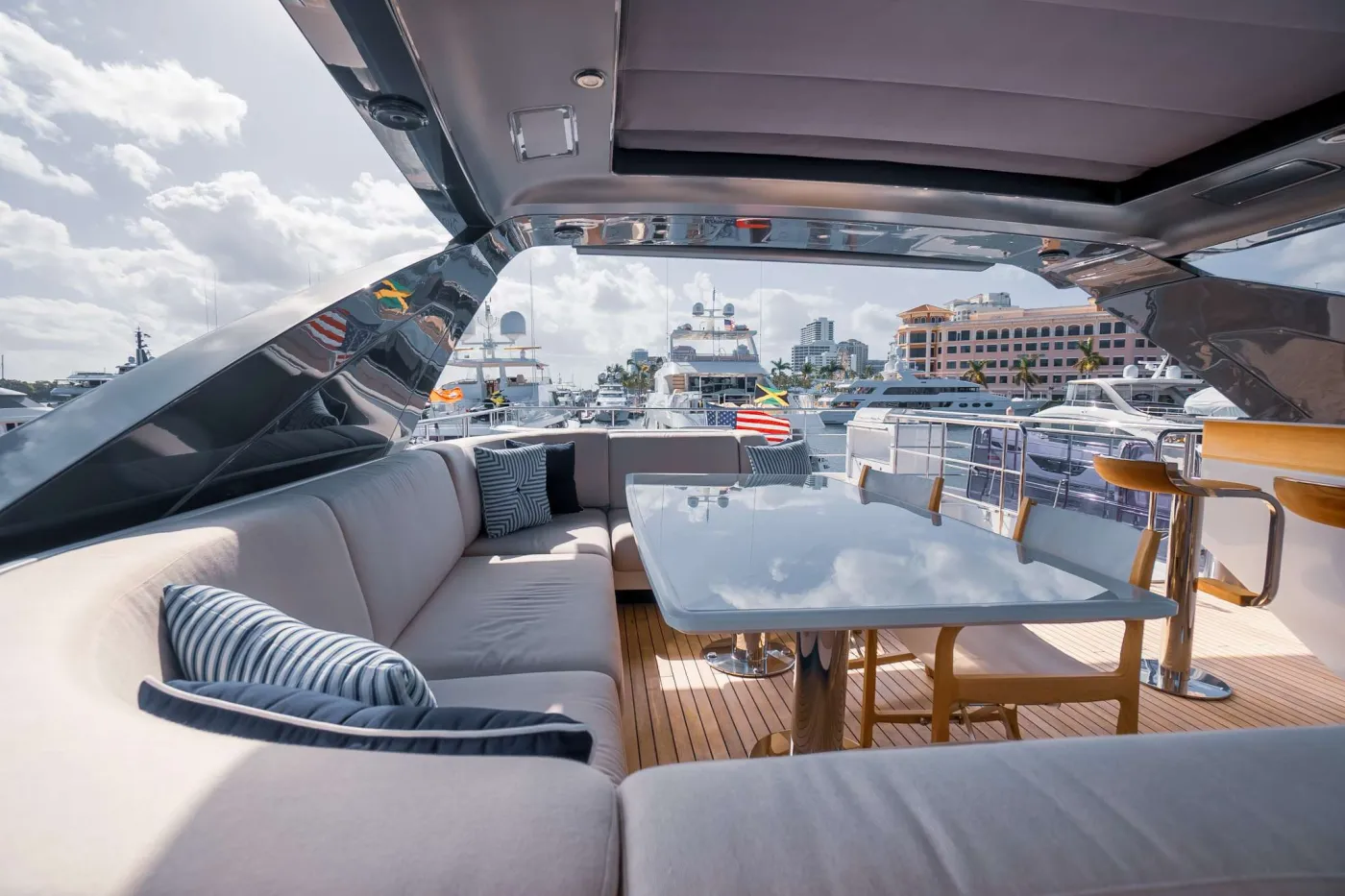 <p>Flybridge</p>