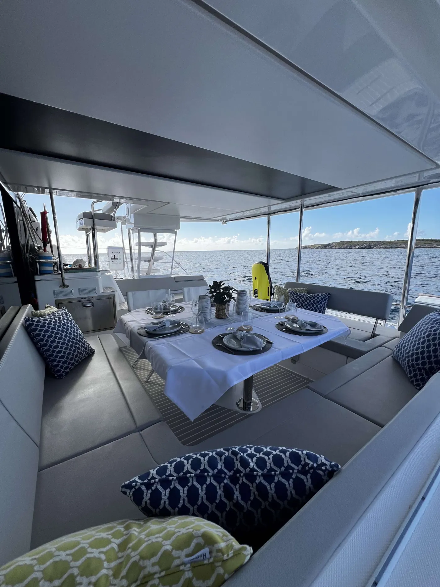 <p>Cockpit/aft dining area</p>