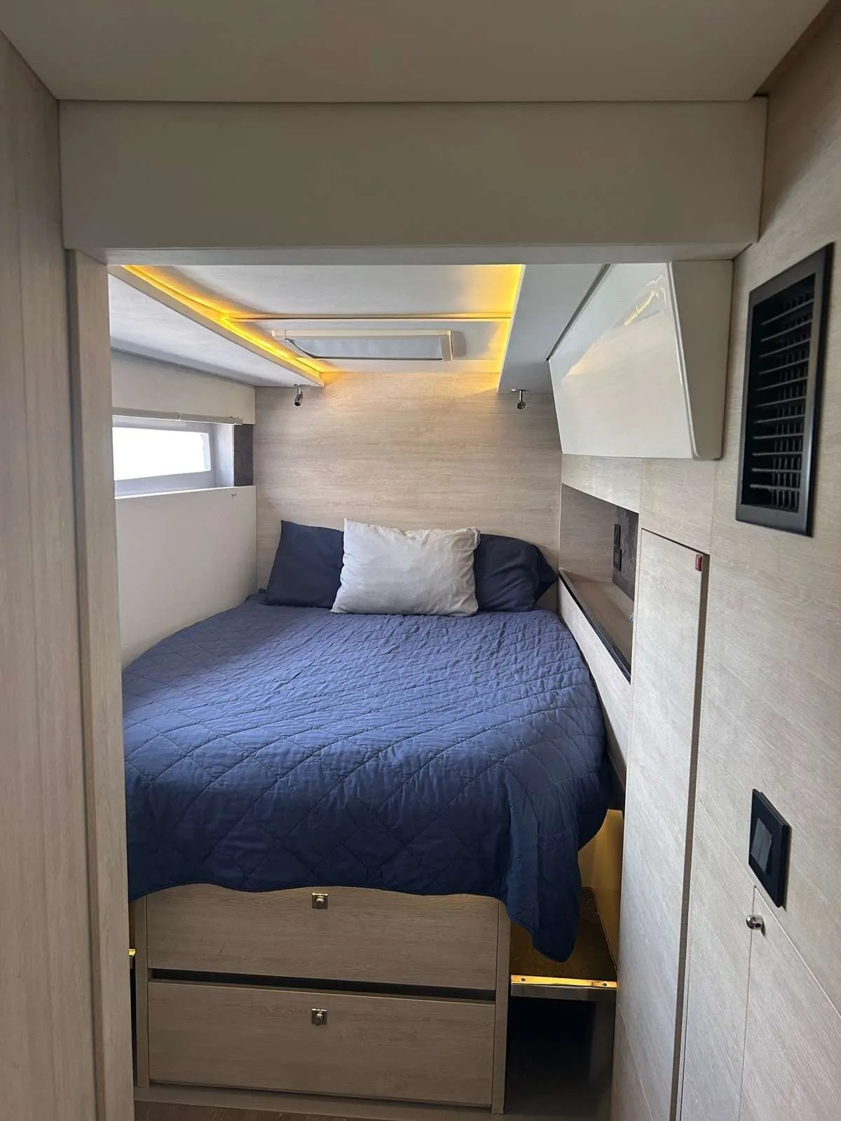<p>Guest cabin Port FWD</p>