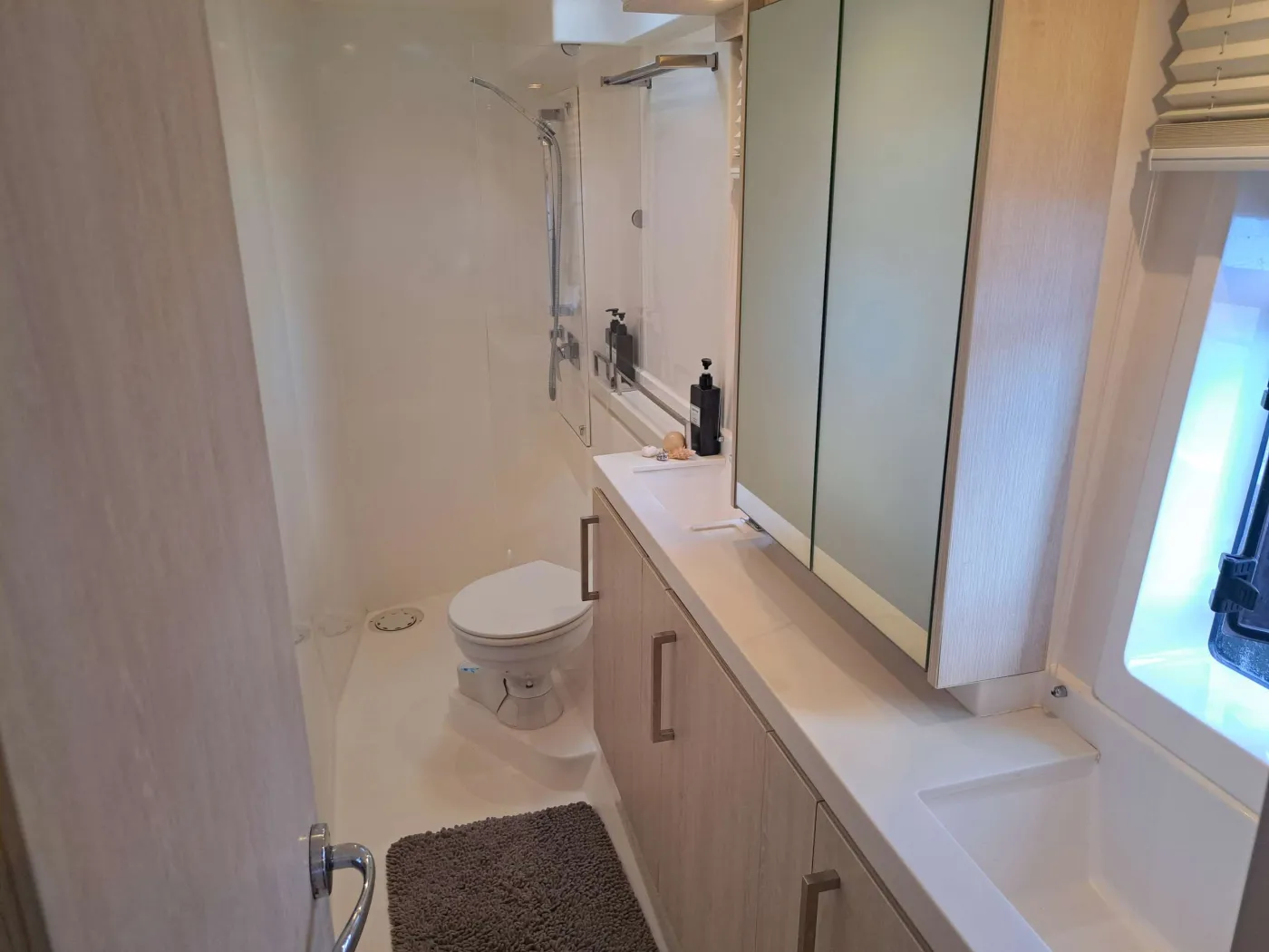 <p>Guest head and shower</p>