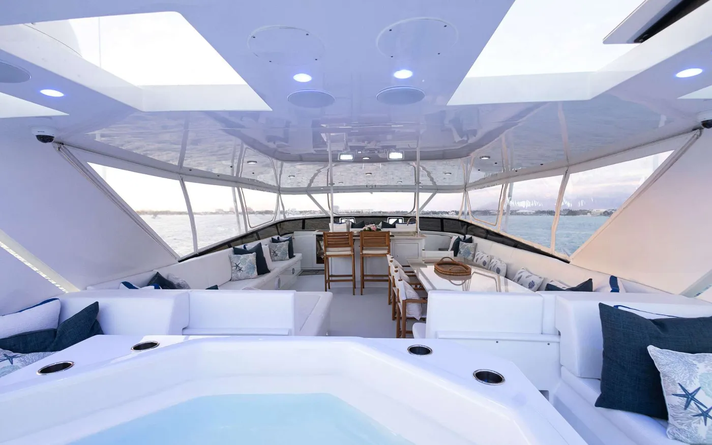 <p>Fly bridge jacuzzi</p>