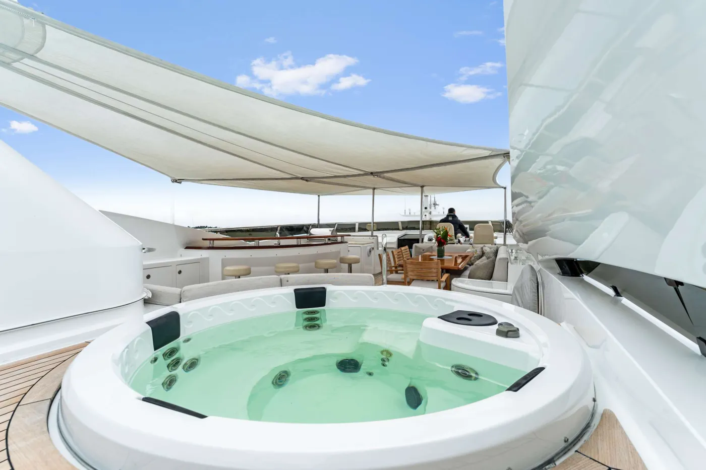 <p>Deck Jacuzzi</p>