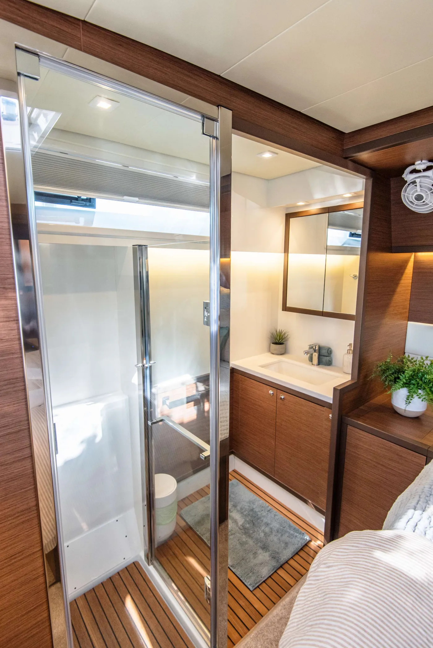 <p>Main Cabin Bathroom </p>