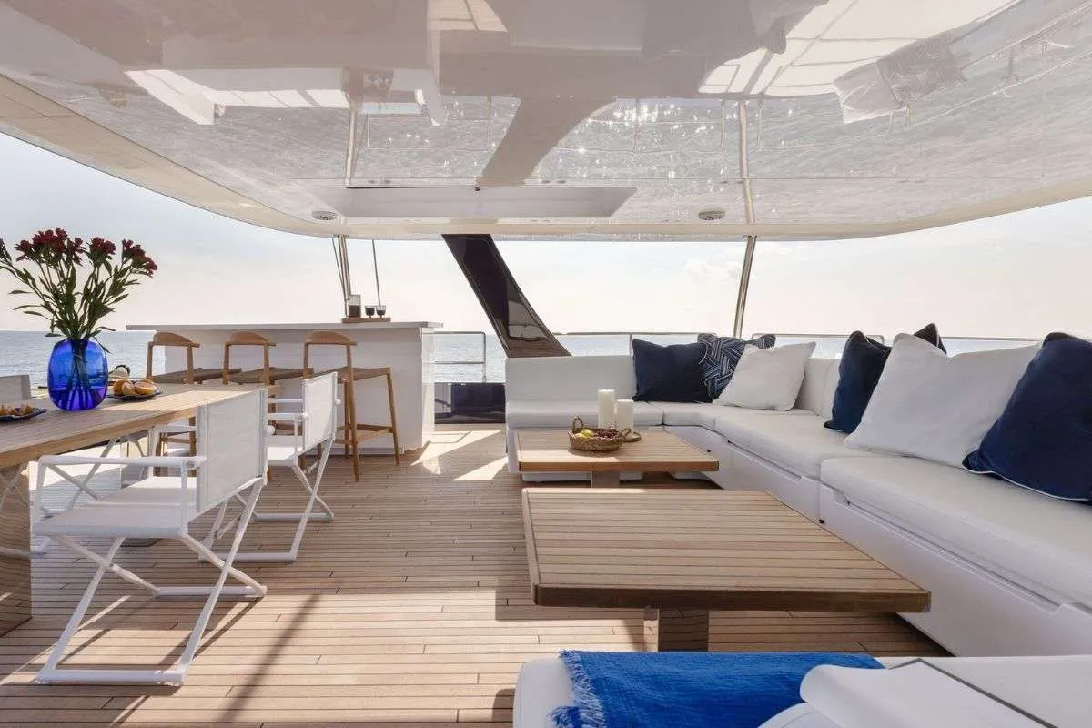 <p>Flybridge</p>