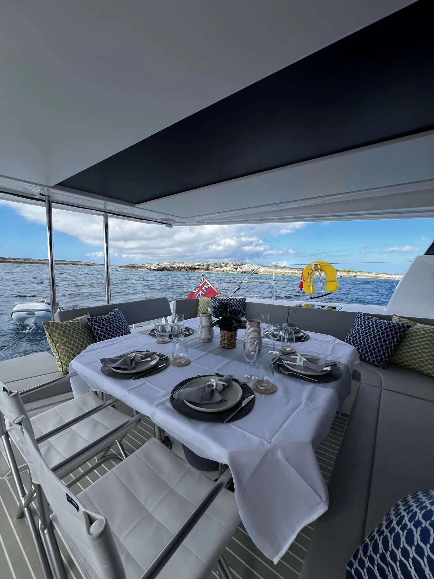 <p>Cockpit/aft dining area</p>