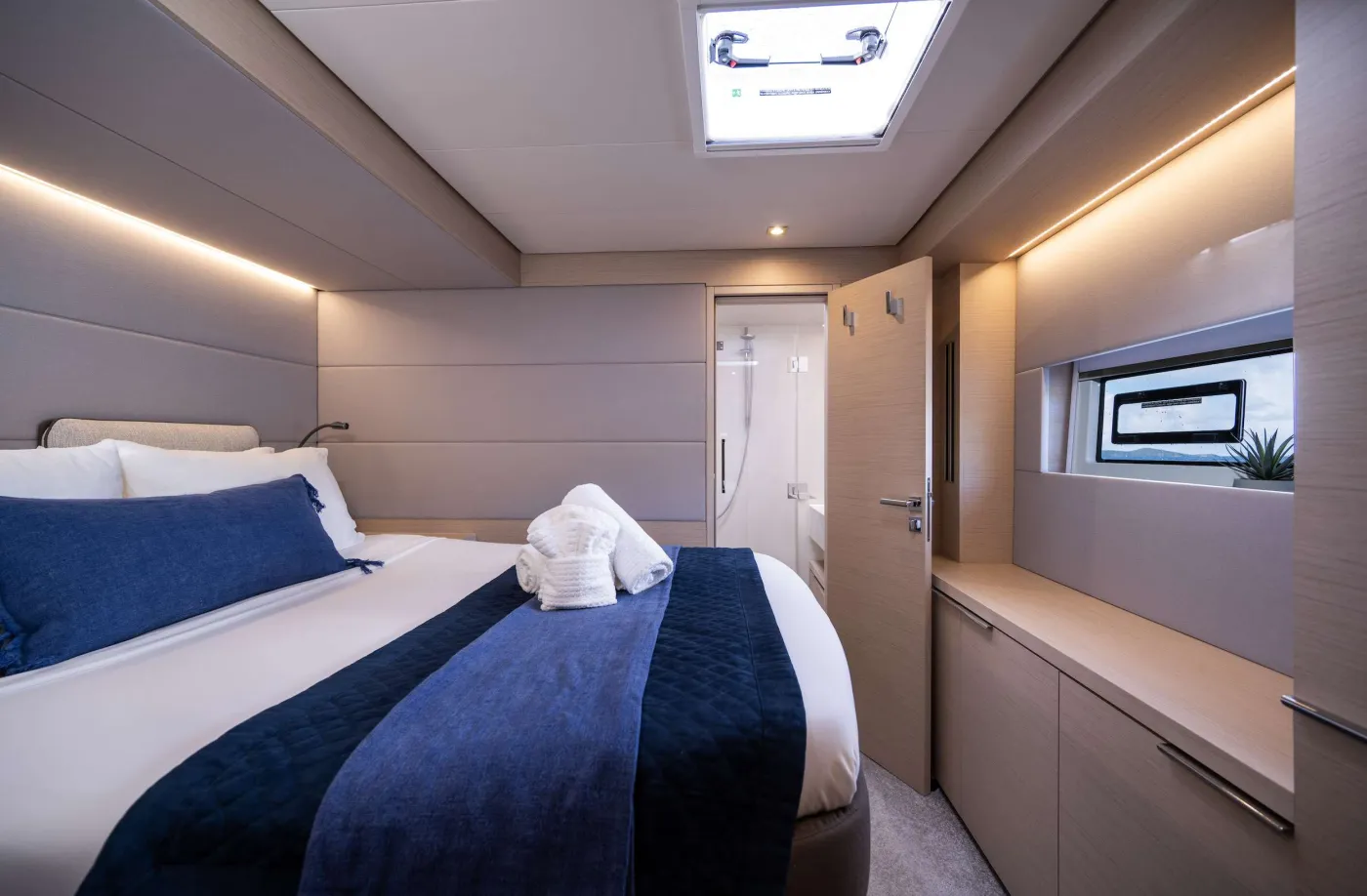 <p>Starboard Foward Cabin</p>