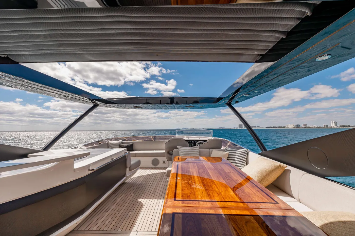 <p>Flybridge</p>