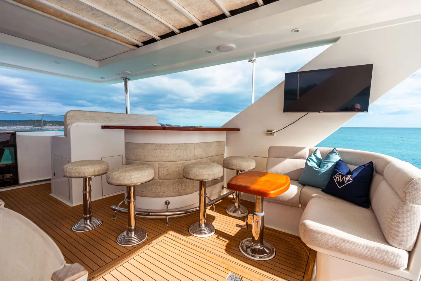 <p>Flybridge Bar and Seating</p>