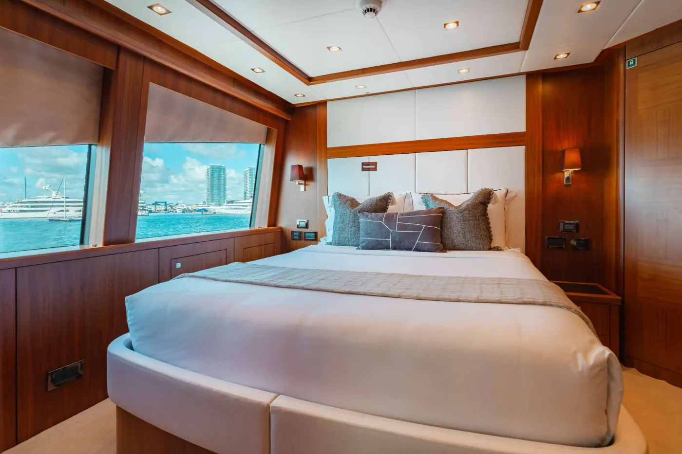 <p>Queen Stateroom 4 (Upper Deck)</p>