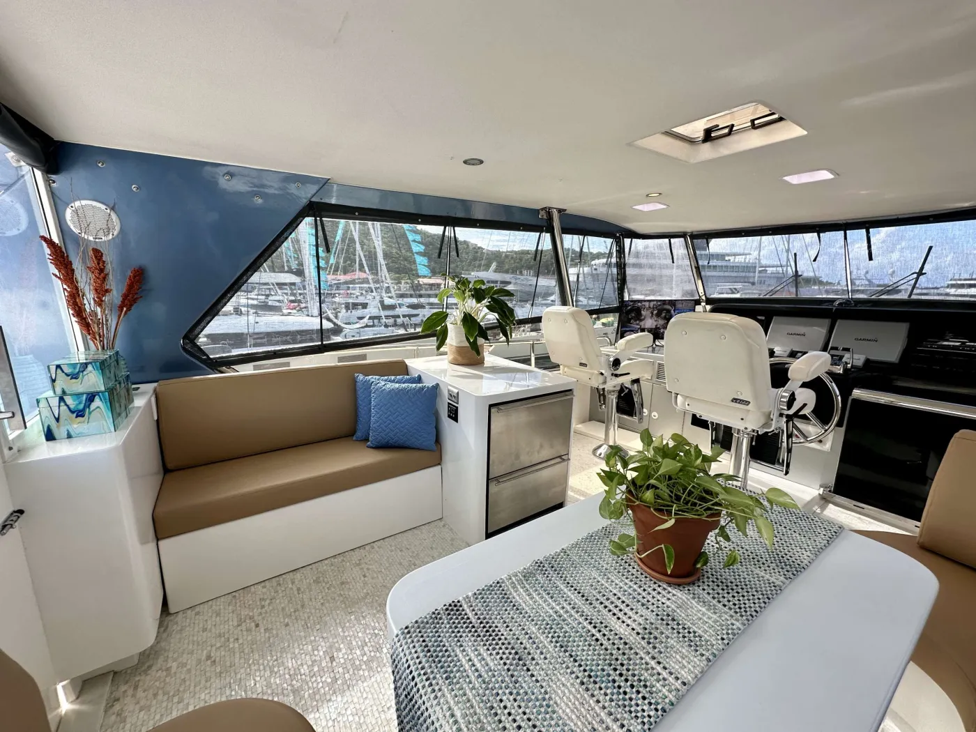 <p>Flybidge and pilothouse interior</p>