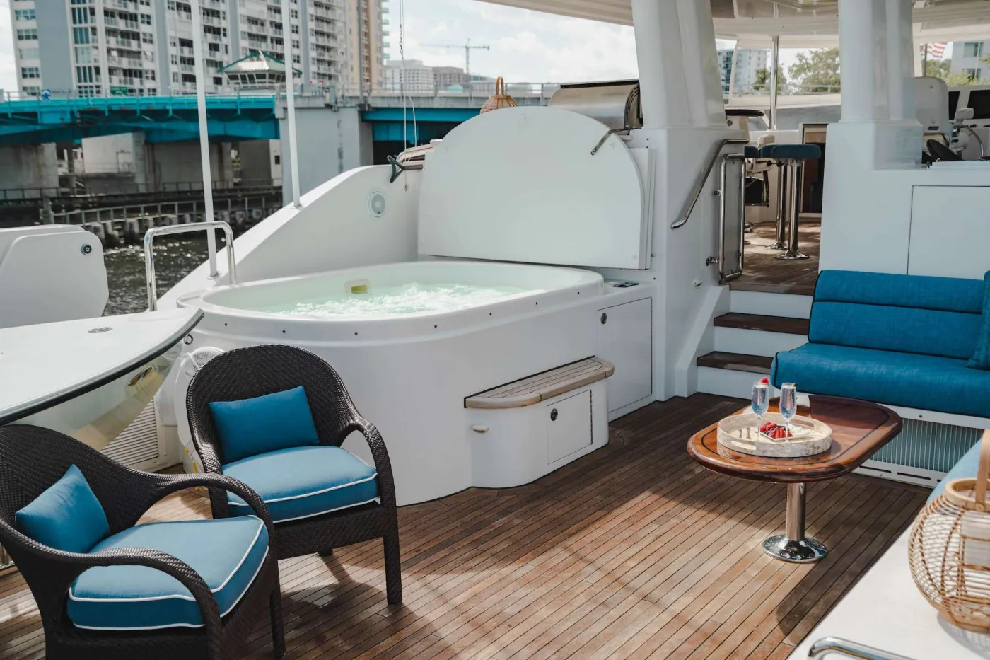<p>Flybridge Jacuzzi/Sunpad</p>