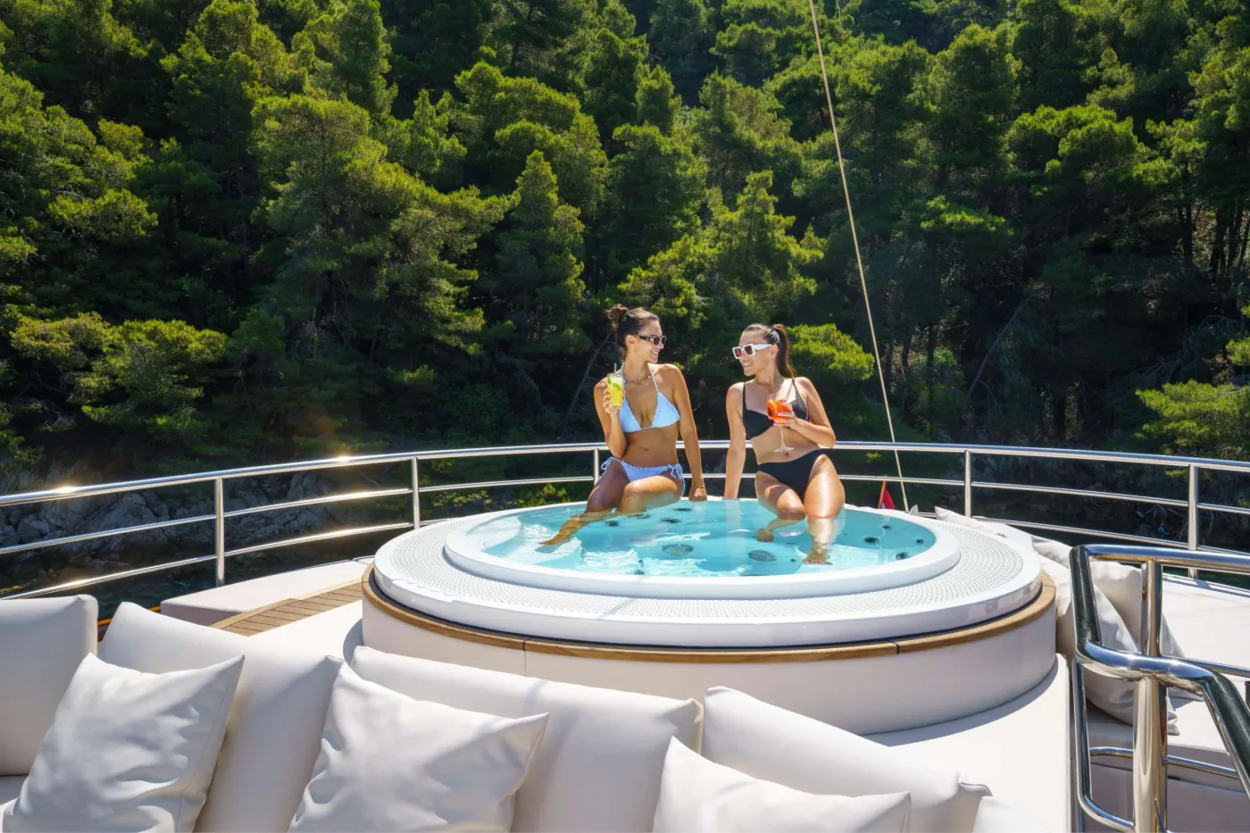 <p>Jacuzzi sundeck</p>