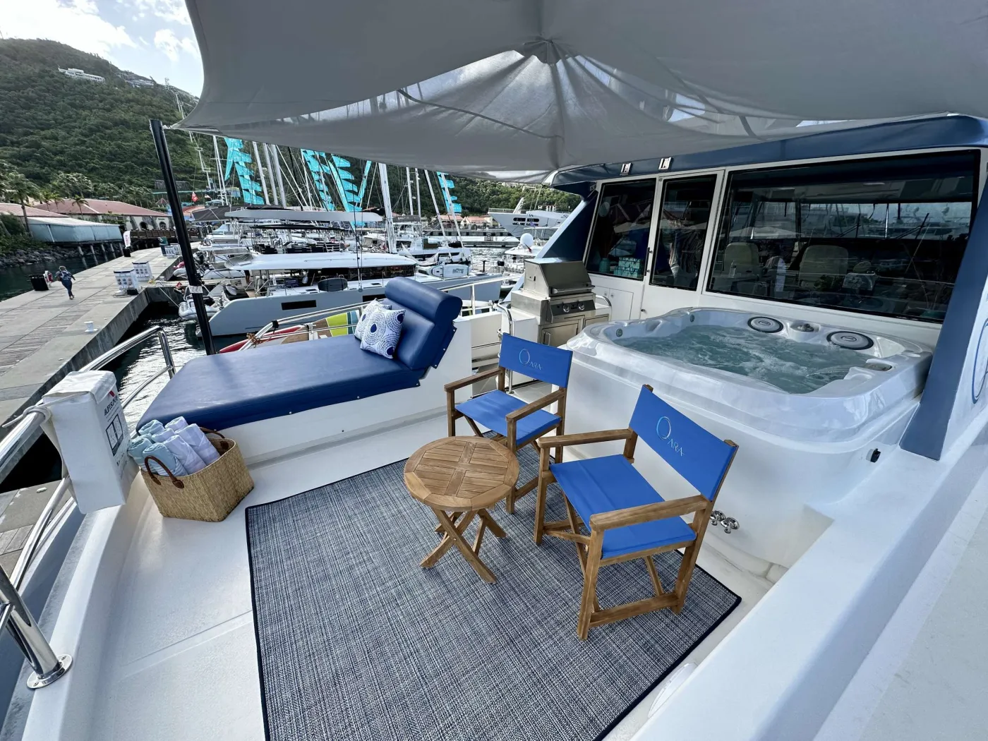 <p>Flybridge & Jacuzzi</p>