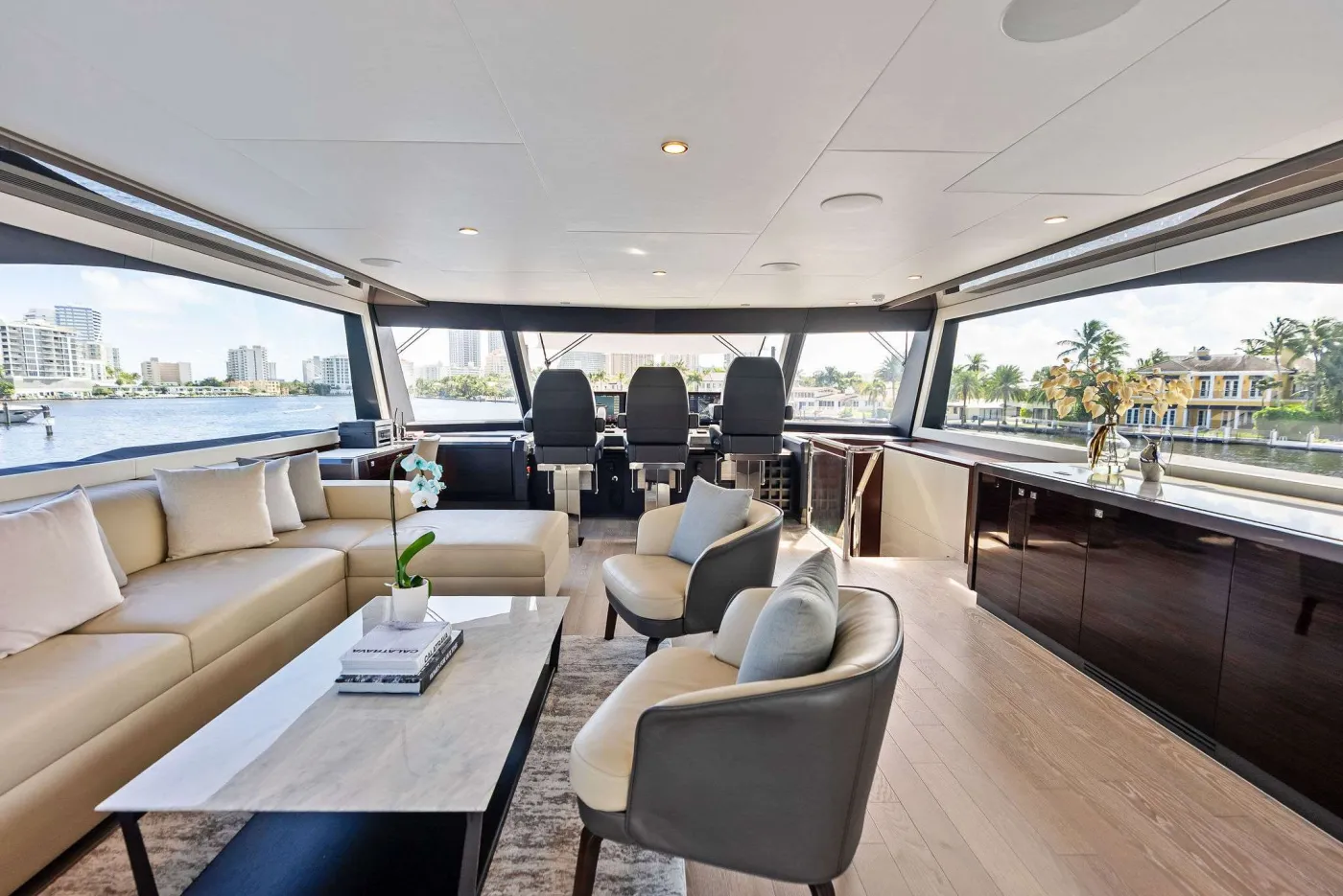<p>Skylounge with Helm</p>