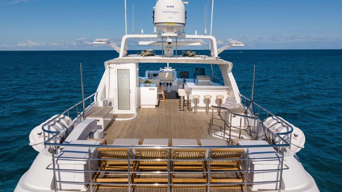 <p>Sundeck with Lounge Chairs, Bar and Dining Area</p>