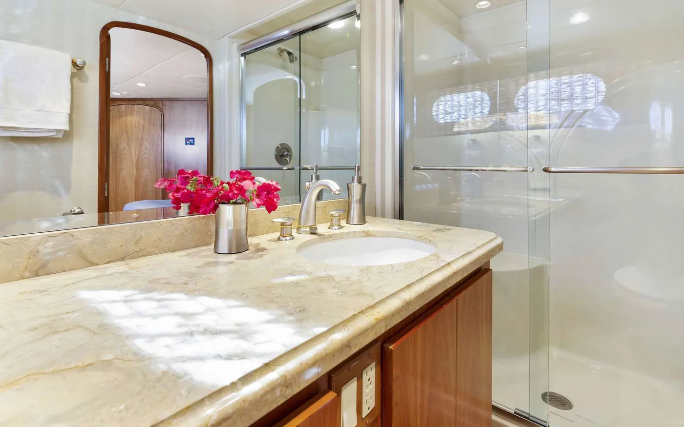 <p>Master ensuite</p>