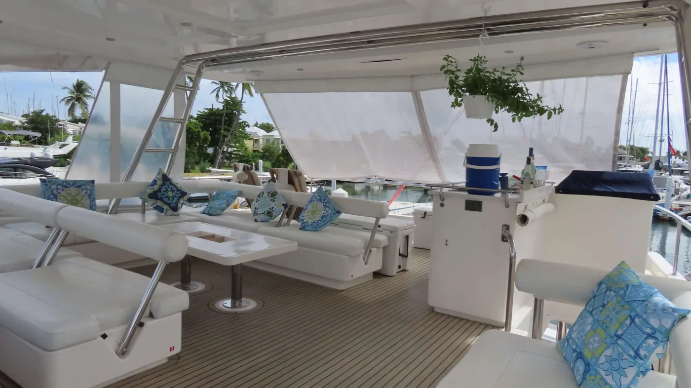 <p>Flybridge with sunshade</p>