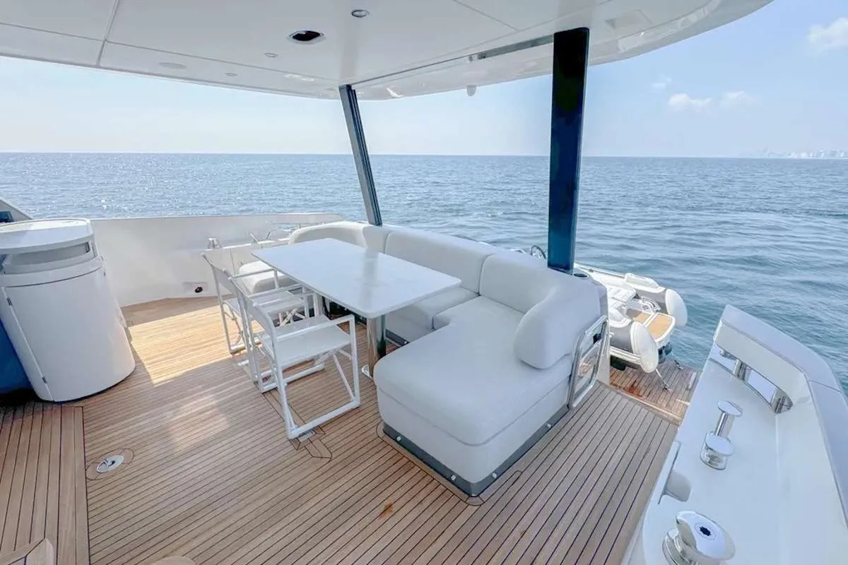 <p>Stern view</p>
