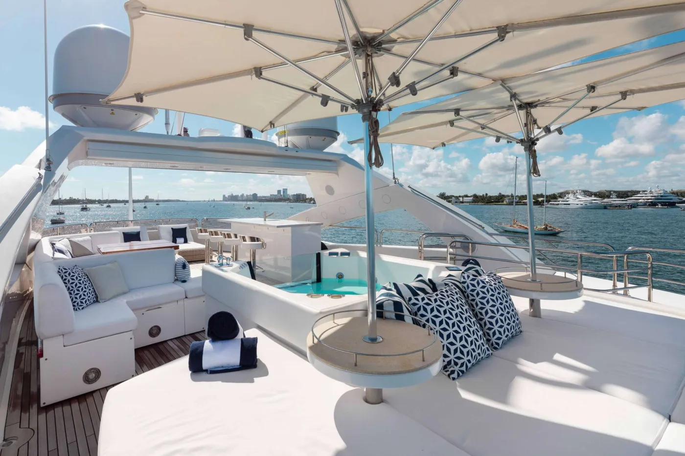 <p>Sundeck feat Jacuzzi, Bar and Sunpads</p>