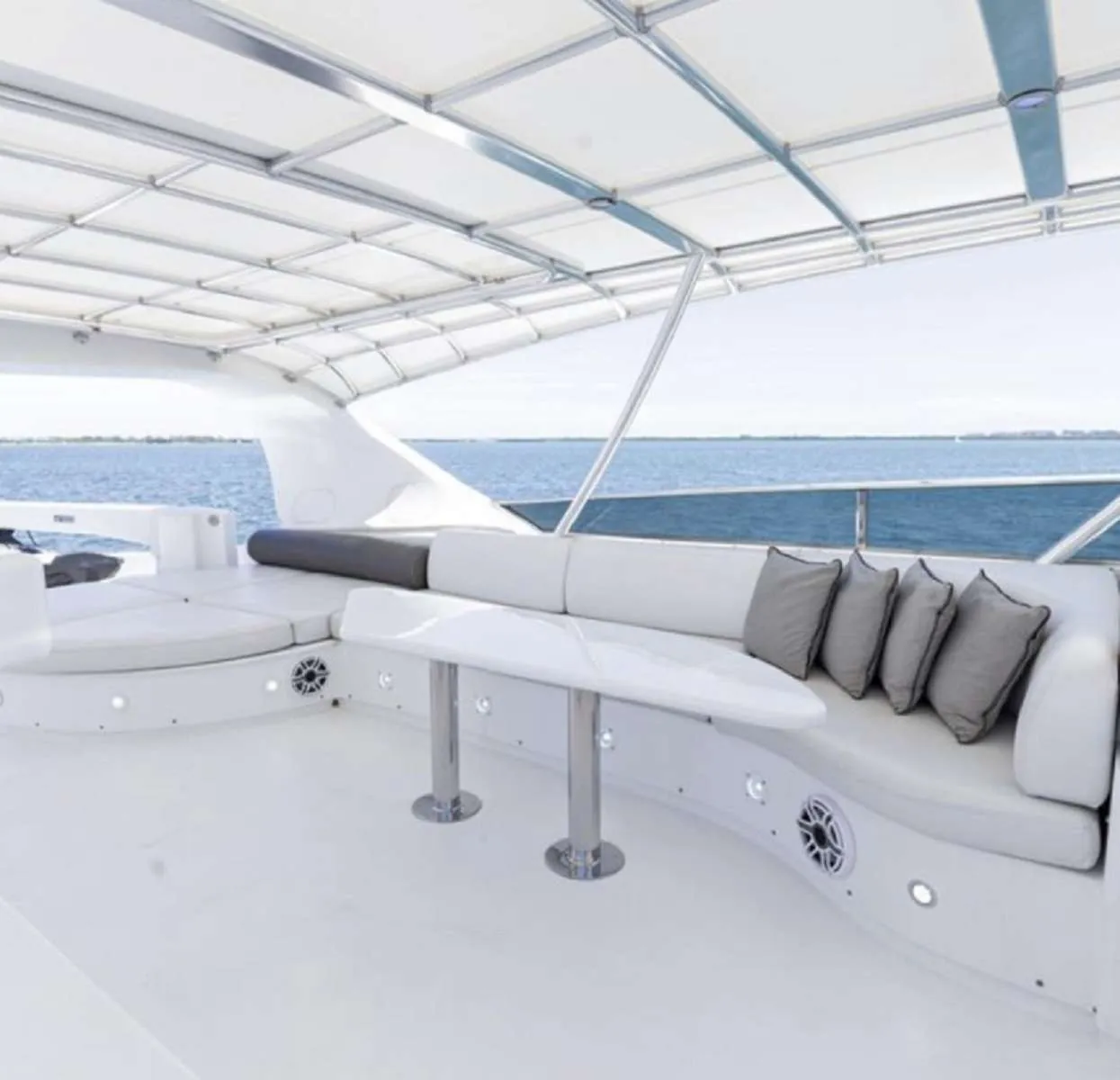 <p>Flybridge Seating</p>