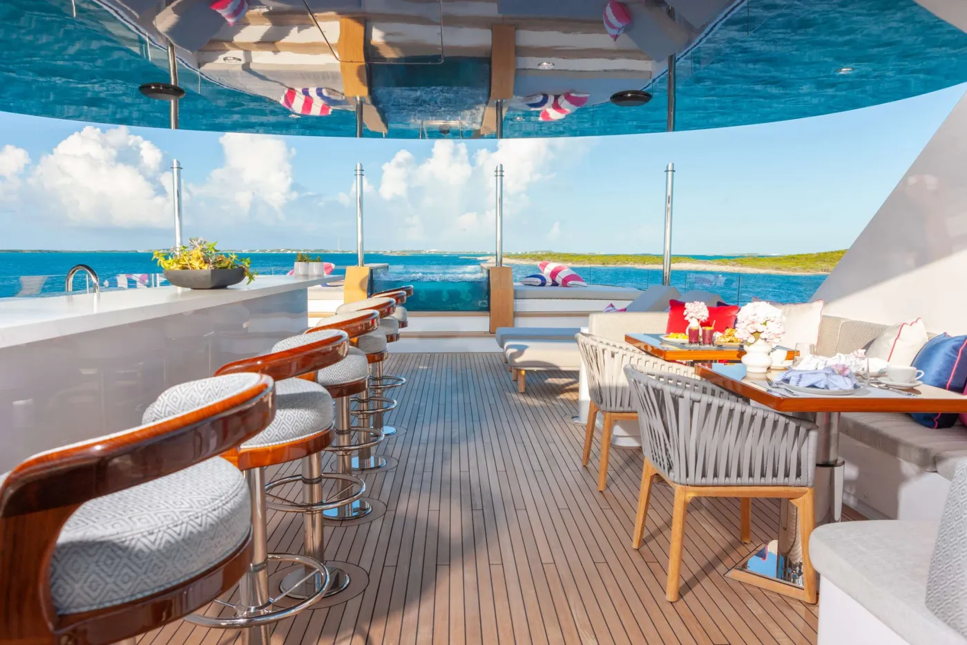 <p>Sun Deck with Jacuzzi</p>