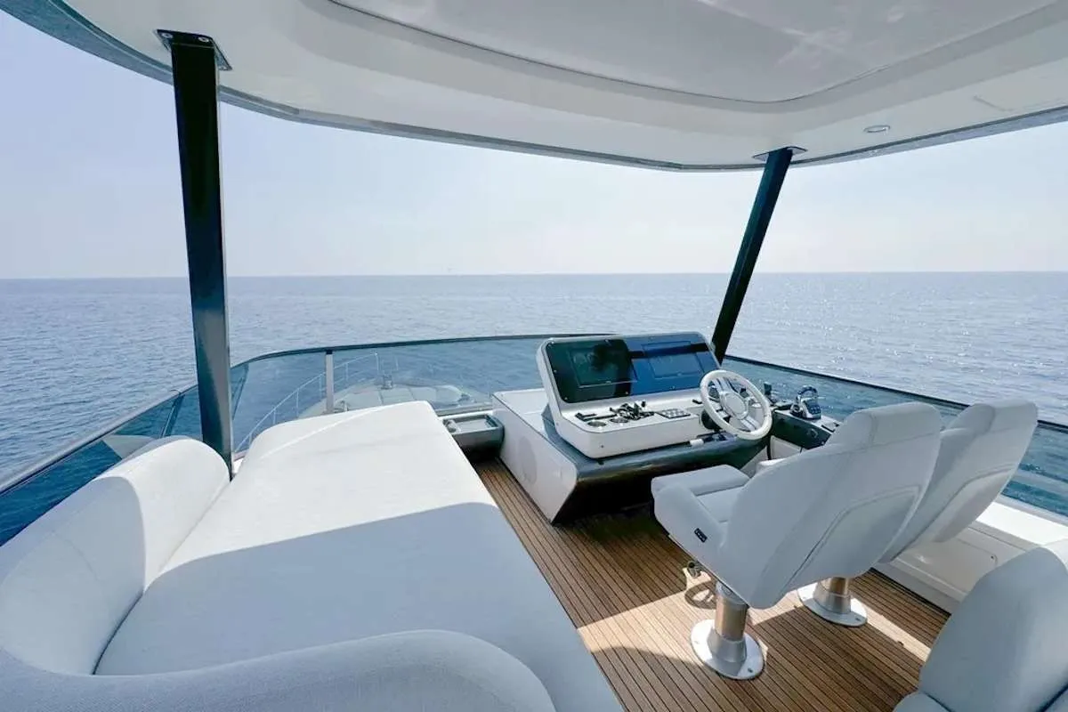 <p>Flybridge cockpit view</p>