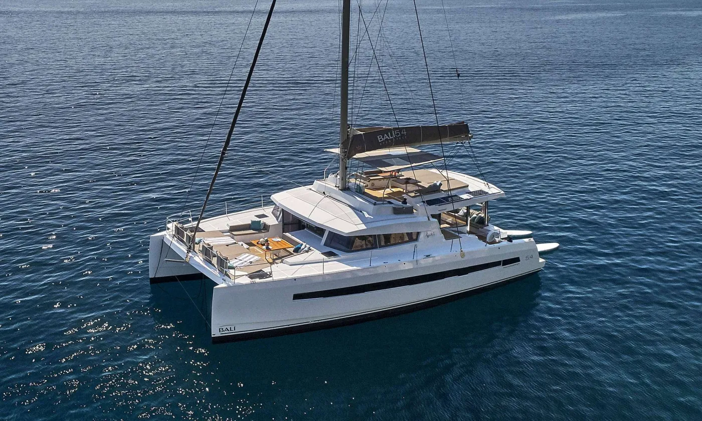 <p>El Bali 5.4 Amura catamaran It stands out for its innovative design of open and ergonomic spaces, offering a comfortable, modern, and luxurious onboard experience. flybridge It offers stunning panoramic views and ample space for relaxation, equipped with sunbeds, a table and a refrigerator, ideal for enjoying long days at sea.</p>
<p>La lounge area and rear cockpit They integrate exceptionally well thanks to Bali’s signature large swing door, creating a continuous and fluid space between interior and exterior. Furthermore, the front cockpit It offers convenient and safe access, perfect for enjoying the sun and sea breeze in a spacious area designed for relaxing with family and friends.</p>
<p>El interior It is especially spacious and bright, with a living room that connects directly to a fully equipped kitchenIt has 6 cabins with 6 private bathrooms. All of them are spacious and comfortable, with large beds and large windows that guarantee excellent ventilation and panoramic views. Each cabin is designed with high-quality materials and finishes, ensuring a comfortable and peaceful stay for all guests. It also features 2 separate crew cabinswhich guarantee greater privacy and optimal service on board.</p>
<p>The Bali 5.4 Amur is equipped with all the extras necessary for high-level navigation: fully equipped kitchen, air conditioning, generator, watermaker (desalination plant) and iron outside.</p>
<p>Undoubtedly, an exceptional option to enjoy the sea with maximum style, comfort and performance.</p>
