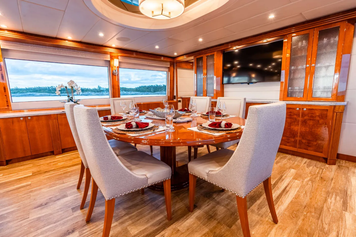 <p>Formal Dining looking aft (Seats 6 Guests)</p>