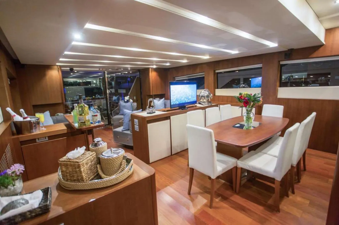 <p>Dinning Area & Galley</p>