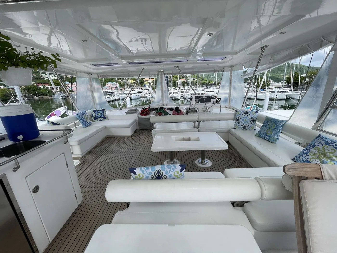<p>Large Flybridge deck with sunshade</p>