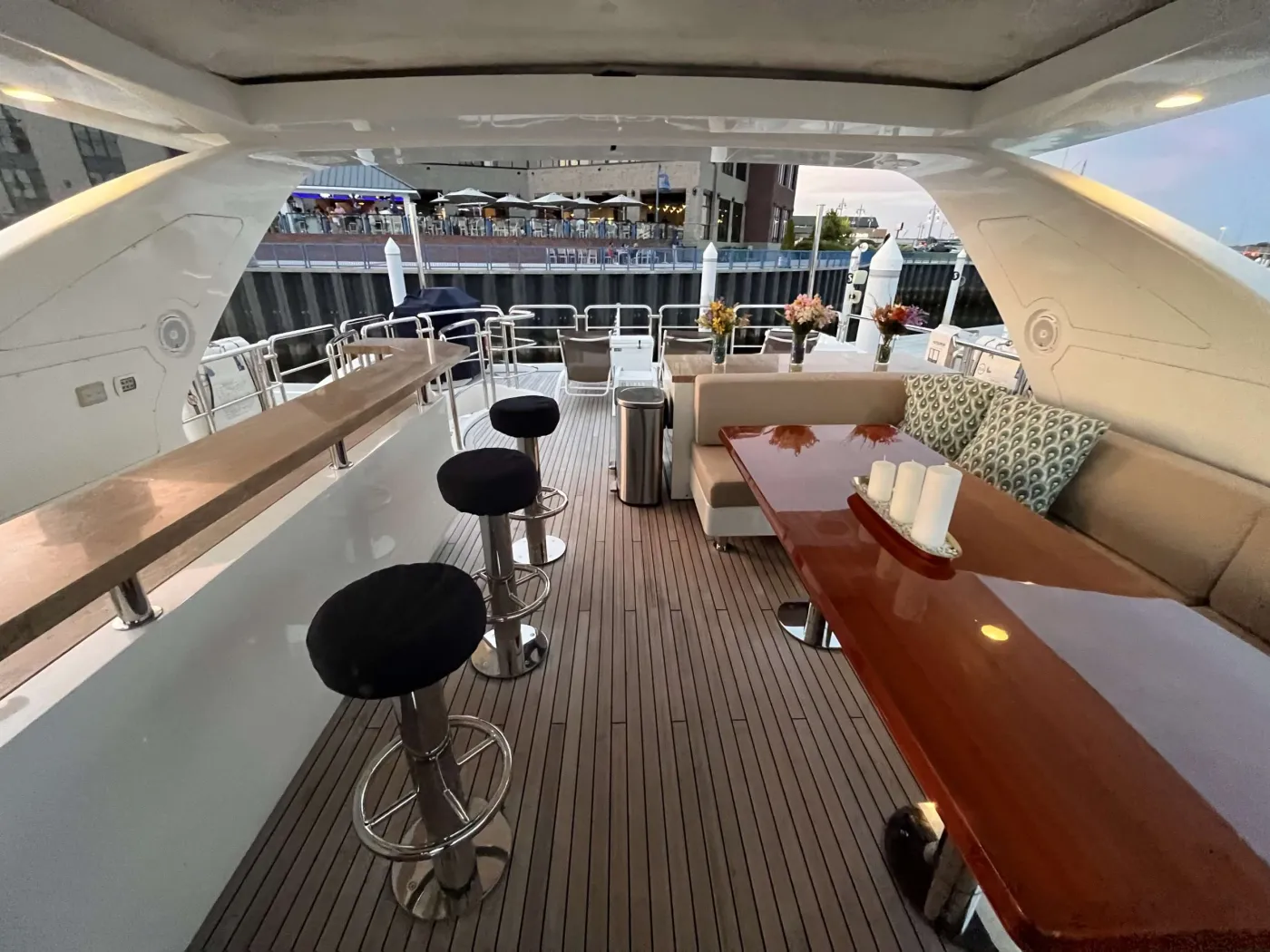 <p>Flybridge Dinning & Bar</p>